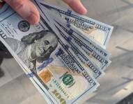 Imagen de cinco billetes de 100 dólares. Foto referencial a economía.