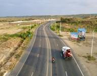 Imagen de la carretera Ballenita-La Entrada, en la provincia de Santa Elena, que está totalmente habilitada.
