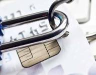 Candado bloqueando una tarjeta.