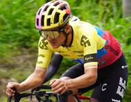 El ecuatoriano Richard Carapaz sufrió una caída a 26 km de la meta en Il Lombardia 2025, mientras descendía e intentaba seguir al grupo líder.