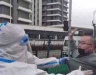 Un video analizado por la BBC muestra los enfrentamientos entre la policía y residentes.