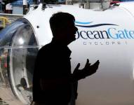 El presidente de OceanGate, Stockton Rush, frente a uno de los submarinos de la empresa.