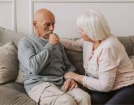 Imagen referencial: Hombre enfermo junto a su pareja.