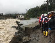 Habitantes de La Maná arriesgan sus vidas para buscar alimentos