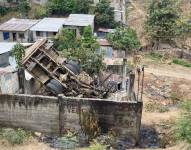 Una volqueta lleva cuatro días incrustada en una vivienda tras accidente de tránsito en Guayaquil.