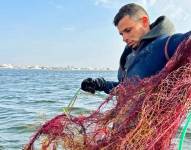 Oussama Dabbebi se ha acostumbrado a encontrar cuerpos de migrantes en sus redes de pesca.