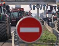 El viernes, los agricultores de Francia bloquearon varias autopistas mientras intensificaban su desafío al nuevo primer ministro.