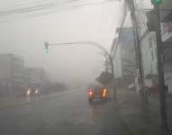 La neblina cubrió las calles de varios sectores de Quito.