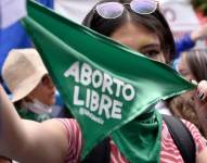 Mujeres se manifestaron este lunes a favor del aborto en las afueras del Palacio de Justicia de Colombia.
