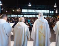 Misa en una iglesia de París. Foto de archivo.