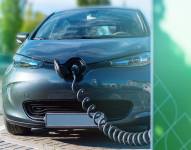 Carro eléctrico en estación de carga