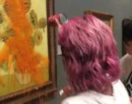 Activistas lanzaron latas de sopa contra la pintura.