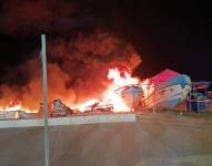 Imagen del incendio de embarcaciones en Ecuador.