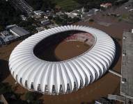 Fotografía aérea que muestra las inundaciones en el estadio de fútbol Beira-Rio y sus alrededores, ubicado a orillas del lago Guaíba en la ciudad de Porto Alegre (Brasil).