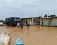 Las Fuerzas Armadas ayudan a los damnificados por las inundaciones.