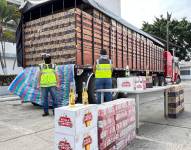 Imagen de agentes del Servicio Nacional de Aduanas con un cargamento de cervezas.