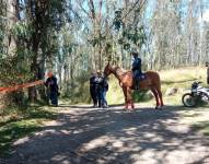 Un grupo de agentes municipales resguarda el Parque Metropolitano Guangüiltagua.