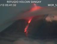 Material piroclástico se observa en la cumbre del volcán Sangay.