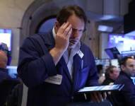 Un corredor de bolsa preocupado tras el anuncio de Trump.