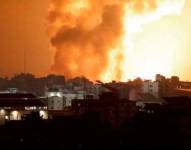 Fuerzas israelíes bombardean Gaza en respuesta al ataque de Hamás.