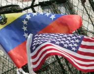 Imagen de banderas de Venezuela y Estados Unidos en una protesta en 2006.