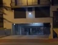 La grabación difundida primero en TikTok muestra la caída de agua y escombros en el estacionamiento subterráneo del edificio siete minutos antes de que se colapsara parcialmente.