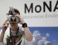 Los mundos real y digital se integran utilizando tecnologías como la realidad virtual (VR) y la realidad aumentada (AR).