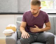 Foto referencial de hombre con acidez de estómago.