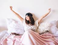 Imagen referencial: Mujer despertando feliz tras un buen descanso.