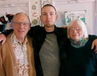 Jerry Jouret (izquierda) con su esposa Sharon (derecha) y su nieto Christian (centro)