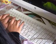 Foto de una persona participando de una educación en línea en Ecuador.