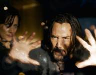 Keanu Reeves interpretando a su personaje Neo junto a Trinity, de Carrie-Anne Moss (izquierda).