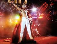 Freddie Mercury fotografiado en el estadio de Wembley en 1986