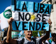 Persona manifestando en Buenos Aires