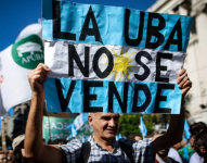 Persona manifestando en Buenos Aires