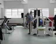 Fisioterapeutas trabajan con cada paciente para ayudarlos a recuperar fuerza y movilidad.