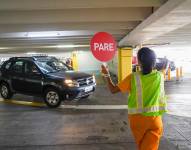 Mall del Sol, cuenta con personal de soporte temporal en el estacionamiento para que direccionen la nueva circulación.