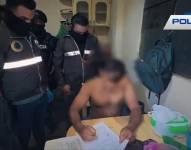 Momento de la detención del sospechoso de distribución de pornografía infantil.