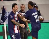 Messi y Neymar celebrando uno de los goles con los que se coronó el PSG.