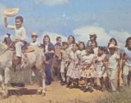 Ricardo Cuenci, de 8 años, cabalga un burrito acompañado de la agrupación infantil venezolana La Rondallita en la portada del disco original