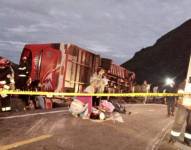 Momento en el que los Bomberos atienden a los pasajeros en la vía Pifo - Papallacta.