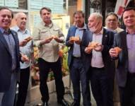 Pizza y soda en la calle, la cena obligada de Jair Bolsonaro y su delegación en Nueva York.