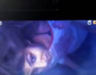 Los rescatistas tuvieron que usar una cámara para poder ver a las jóvenes bajo los escombros.