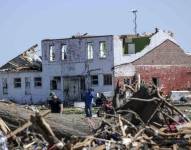 En Rolling Fork, una de las localidades más afectadas, los equipos de rescate evaluaron daños en medio de la destrucción.