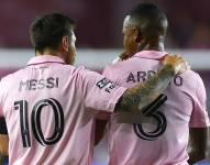 Lionel Messi conversa con Dixon Arroyo en un partido por la MLS