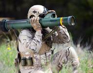 Imagen referencial de un militar español utilizando un lanzacohetes