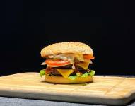 La Hamburguesa clásica tiene carne, queso, tomate, lechuga, salsas y pan.