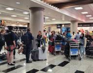 Pasajeros estuvieron varados en el Aeropuerto Mariscal Sucre.