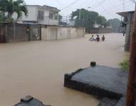 El barrio Gatazo, en el sur de la ciudad de Esmeraldas, estaba completamente inundado este martes 30 de enero.