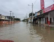 Arterias como la Pichincha o Colón, en Chone, seguían anegadas este martes.